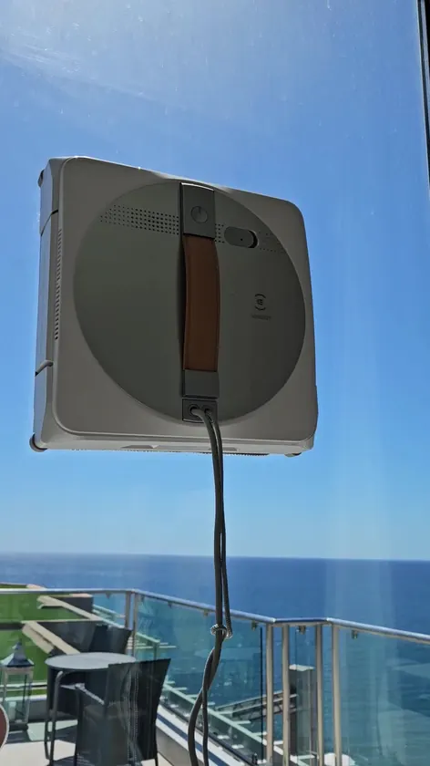 Window-cleaning robot working on a sea-view pane